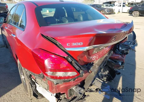 2018 Mercedes-Benz C 300 z USA, uszkodzony, nr VIN 55SWF4JB7JU276810